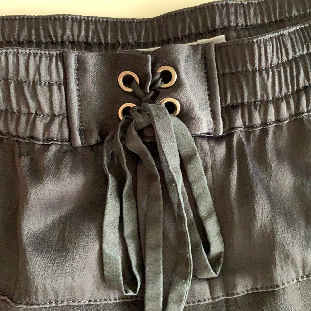 Vince black luxe contrasting fabric shorts in sz L - Picture 6 of 8